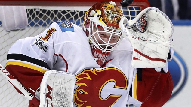 Le gardien Brian Elliott, les yeux fermés, alors qu'une rondelle passe tout près de sa tête. Le gardien Brian Elliott, les yeux fermés, alors qu'une rondelle passe tout près de sa tête.