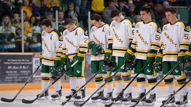 Les joueurs des Broncos de Humboldt, installés à la ligne bleue, avant le match du 12 septembre.