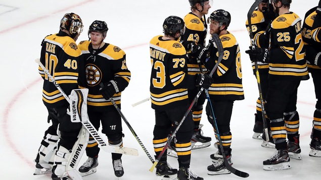 Les Bruins de Boston célèbrent une victoire
