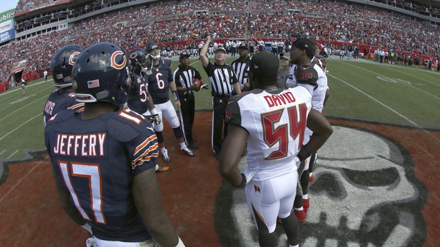 Le pile ou face avant un match Bears-Buccaneers à Tampa, en 2013 Le pile ou face avant un match Bears-Buccaneers à Tampa, en 2013