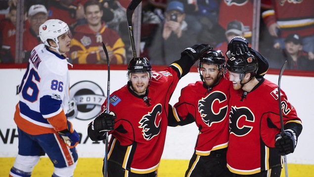 Les joueurs des Flames de Calgary célèbrent un but Les joueurs des Flames de Calgary célèbrent un but