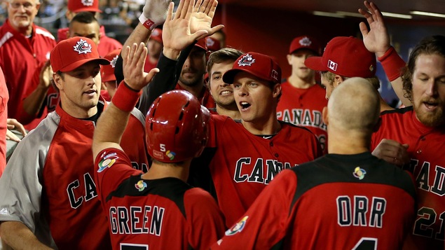 Le lanceur Andrew Albers félicite ses coéquipiers en revenant au banc. Le lanceur Andrew Albers félicite ses coéquipiers en revenant au banc.