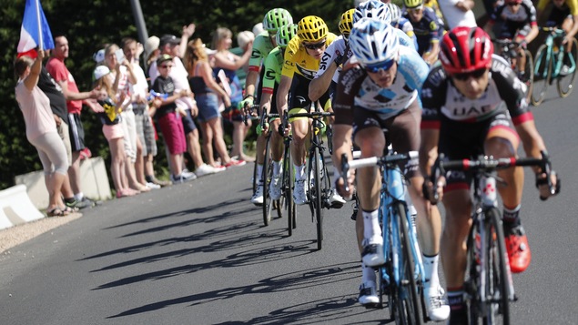 Chris Froome (en jaune) roule dans le groupe des meneurs pendant la 15e étape du Tour de France. Chris Froome (en jaune) roule dans le groupe des meneurs pendant la 15e étape du Tour de France.