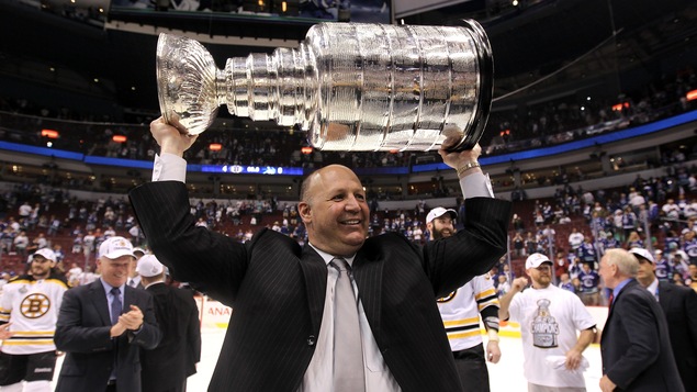 Claude Julien avec la coupe Stanley, le 15 juin 2011 Claude Julien avec la coupe Stanley, le 15 juin 2011