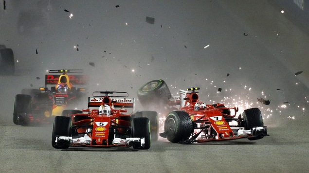 Les Ferrari de Sebastian Vettel et de Kimi Raikkonen sont entrées en collision au départ du Grand Prix de Singapour. Les Ferrari de Sebastian Vettel et de Kimi Raikkonen sont entrées en collision au départ du Grand Prix de Singapour.