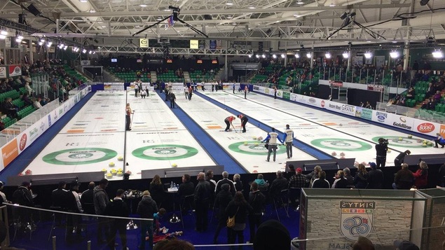 Vue des cinq glaces au Tournoi des maîtres de curling à Okotoks. Vue des cinq glaces au Tournoi des maîtres de curling à Okotoks.