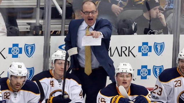 Dan Bylsma derrière le banc des Sabres de Buffalo Dan Bylsma derrière le banc des Sabres de Buffalo