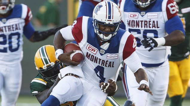 Le quart-arrière des Alouettes de Montréal, Darian Durant, est plaqué par Almondo Sewell, des Eskimos d’Edmonton, le 30 juin 2017. Le quart-arrière des Alouettes de Montréal, Darian Durant, est plaqué par Almondo Sewell, des Eskimos d’Edmonton, le 30 juin 2017.