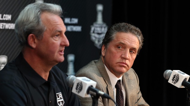 Darryl Sutter (gauche) et Dean Lombardi (droite) Darryl Sutter (gauche) et Dean Lombardi (droite)
