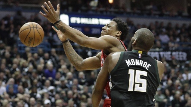 DeMar DeRozan des Raptors et Greg Monroe des Bucks DeMar DeRozan des Raptors et Greg Monroe des Bucks
