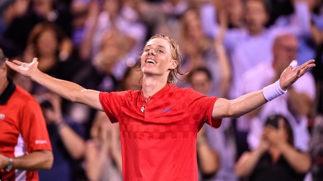 Denis Shapovalov célèbre sa victoire contre Rafael Nadal sur le court central du Stade Uniprix, le 10 août 2017.