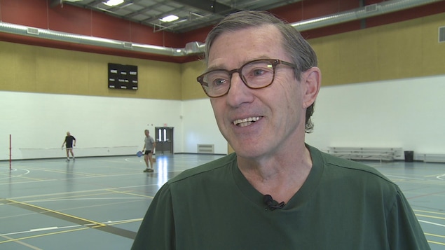 Donald Benoit dans un gymnase. Donald Benoit dans un gymnase.