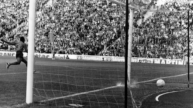 Emmanuel Sanon réagit tandis que le ballon traverse la ligne des buts.