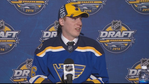 Evan Fitzpatrick à un point de presse. Il porte le chandail des Blues de St-Louis. Evan Fitzpatrick à un point de presse. Il porte le chandail des Blues de St-Louis.