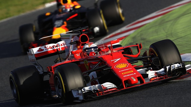 Kimi Raikkonen devant Max Verstappen, pendant les essais hivernaux à Montmelo Kimi Raikkonen devant Max Verstappen, pendant les essais hivernaux à Montmelo