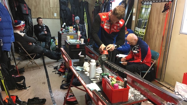 Un farteur norvégien prépare des skis en vue de la Coupe du monde de ski de fond de Québec. Un farteur norvégien prépare des skis en vue de la Coupe du monde de ski de fond de Québec.