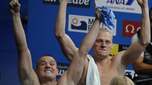 Les plongeurs russes Ilya Zakharov (à gauche) et Evgenii Kuznetsov célèbrent leur victoire au 3 m masculin synchronisé au 17es Championnats mondiaux de la FINA. Les plongeurs russes Ilya Zakharov (à gauche) et Evgenii Kuznetsov célèbrent leur victoire au 3 m masculin synchronisé au 17es Championnats mondiaux de la FINA.