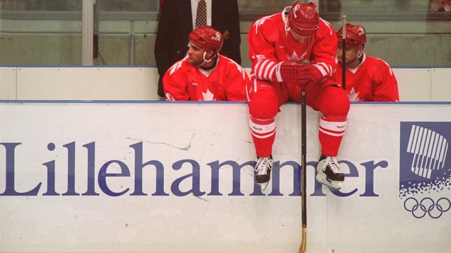 Les Canadiens battus en finale du hockey par la Suède aux Jeux de Lillehammer en 1994. Les Canadiens battus en finale du hockey par la Suède aux Jeux de Lillehammer en 1994.