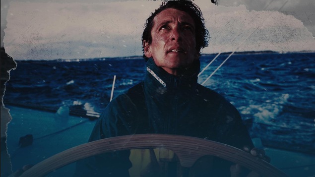 Le navigateur, qui se trouve sur son bateau, regarde vers le ciel. 