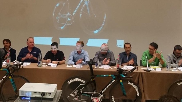 Gervais Rioux (3e à gauche) assis aux côtés d'Alexander Vinokourov (chemise pâle), champion olympique sur route en 2012 et gagnant du Tour d'Espagne en 2006. Gervais Rioux (3e à gauche) assis aux côtés d'Alexander Vinokourov (chemise pâle), champion olympique sur route en 2012 et gagnant du Tour d'Espagne en 2006.