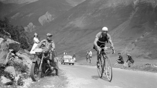 Gino Bartali lors de la 11e étape du Tour de France en 1950, entre Pau et Saint-Gaudens.