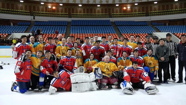 Des membres de Hockey Fondation (en jaune) avec des joueurs nord-coréens Des membres de Hockey Fondation (en jaune) avec des joueurs nord-coréens