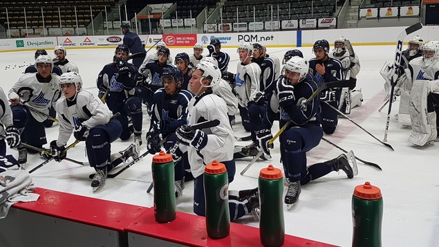 Joueurs recrues de l'Océanic agenouillés et écoutant les consignes lors d'un entraînement Joueurs recrues de l'Océanic agenouillés et écoutant les consignes lors d'un entraînement