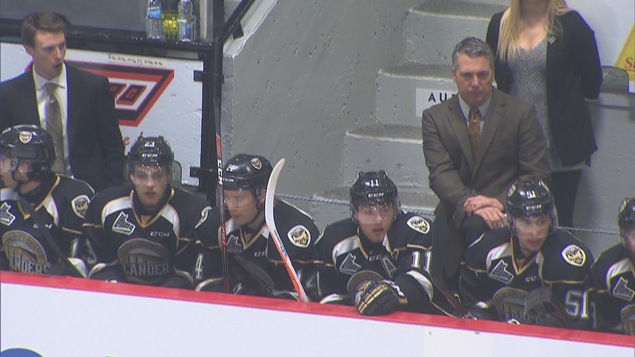 Gros plan du banc des joueurs des Islanders de Charlottetown Gros plan du banc des joueurs des Islanders de Charlottetown