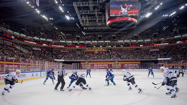 Dans un match préparatoire de la Ligue nationale de hockey disputé à Pékin, en Chine, les Kings de Los Angeles ont battu les Canucks de Vancouver 4-3 en tirs de barrage.