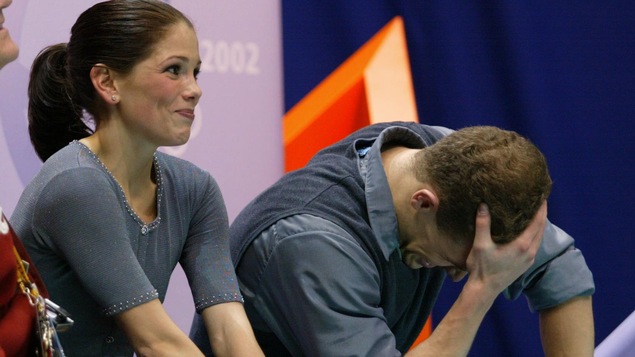 Jamie Sale et David Pelletier viennent d'apprendre qu'ils sont médaillés d'argent des Jeux olympiques de Salt Lake City après leur programme libre en couple.