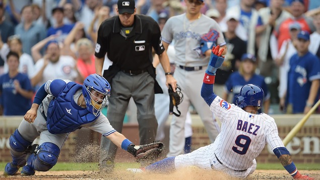 Raffy Lopez des Blue Jays de Toronto et Javier Baez des Cubs de Chicago