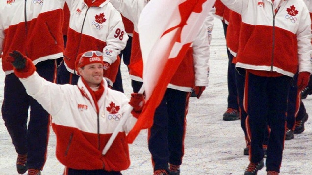 Jean-Luc Brassard, porte-drapeau à la cérémonie d'ouverture des Jeux olympiques de Nagano