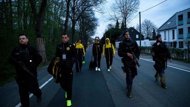 Les joueurs du Borussia Dortmund sous escorte policière Les joueurs du Borussia Dortmund sous escorte policière