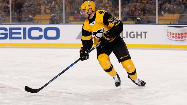 Le défenseur des Penguins Justin Schultz, lors d'un match présenté à l'extérieur, au Stade Heinz de Pittsburgh. Le défenseur des Penguins Justin Schultz, lors d'un match présenté à l'extérieur, au Stade Heinz de Pittsburgh.