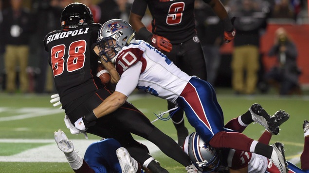 Marc-Olivier Brouillette, des Alouettes de Montréal, plaque le receveur du Rouge et Noir d'Ottawa lors d'un match disputé à Ottawa le 1er octobre 2015 (archives).