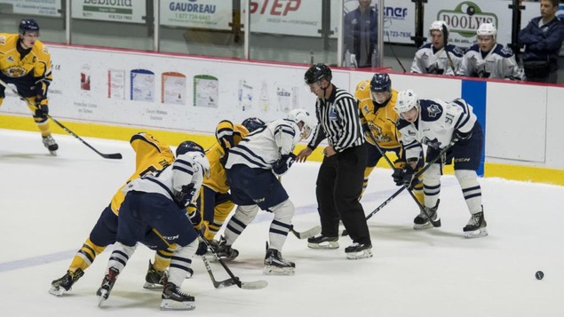 Mise au jeu lors d'un match présaison opposant l'Océanic de Rimouski aux Cataractes de Shawinigan