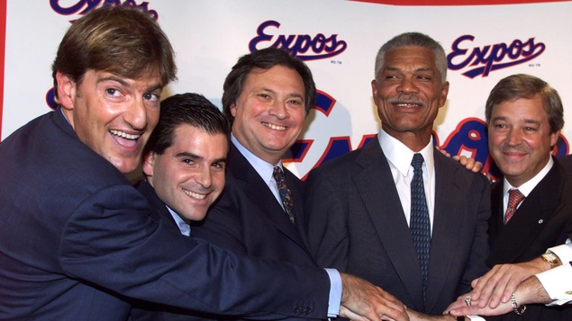Stephen Bronfman, David Samson, Jeffrey Loria, Felipe Alou et Jacques Ménard lors de la conférence de presse du 9 décembre 1999 à Montréal.(CP PHOTO/Paul Chiasson)