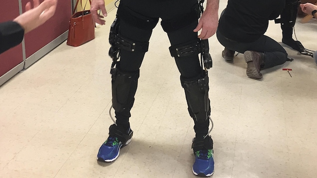 Martin Jarry portant l'exosquelette de l'entreprise B-temia, de Saint-Augustin-de-Desmaures.