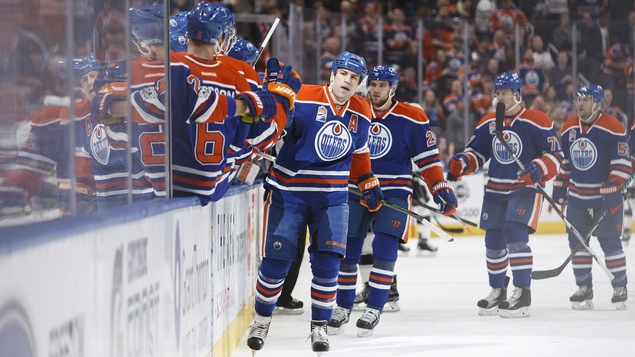 Milan Lucic des Oilers reçoit les félicitations de ses coéquipiers après avoir inscrit son 17e but de la saison Milan Lucic des Oilers reçoit les félicitations de ses coéquipiers après avoir inscrit son 17e but de la saison