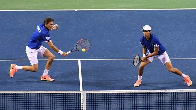 Nicolas Mahut (gauche) et Pierre-Hugues Herbert (droite) Nicolas Mahut (gauche) et Pierre-Hugues Herbert (droite)