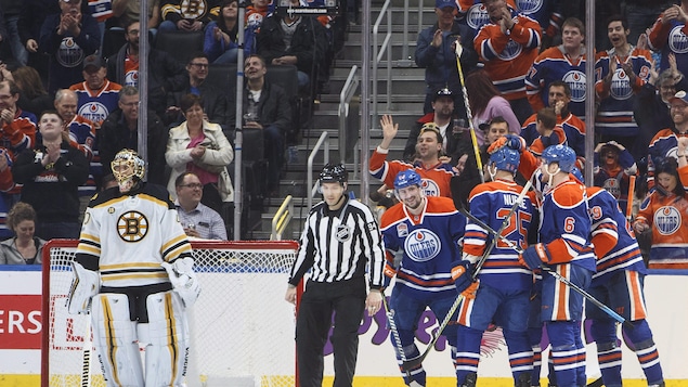 Les joueurs des Oilers félicitent Anton Slepyshev qui vient d'inscrire le quatrième but de l'équipe en première période. Les joueurs des Oilers félicitent Anton Slepyshev qui vient d'inscrire le quatrième but de l'équipe en première période.
