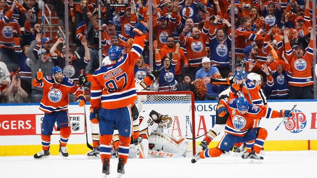 Patrick Maroon (19) et Connor McDavid lèvent les bras après le but marqué par Drake Caggiula (36). Patrick Maroon (19) et Connor McDavid lèvent les bras après le but marqué par Drake Caggiula (36).