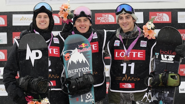 Maxence Parrot (à gauche) et Mark McMorris (au centre) sur le podium de la Coupe du monde de Pyeongchang, le 26 novembre 2016 Maxence Parrot (à gauche) et Mark McMorris (au centre) sur le podium de la Coupe du monde de Pyeongchang, le 26 novembre 2016