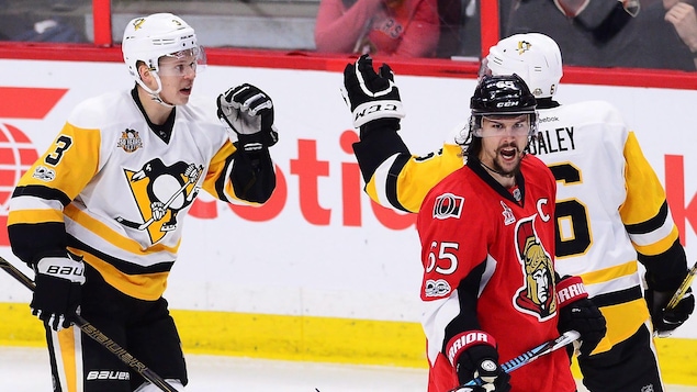 Olli Maatta célèbre son but avec Trevor Daley. Olli Maatta célèbre son but avec Trevor Daley.
