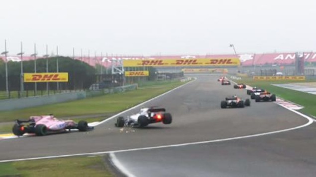 Sergio Perez percute Lance Stroll en Chine. Sergio Perez percute Lance Stroll en Chine.