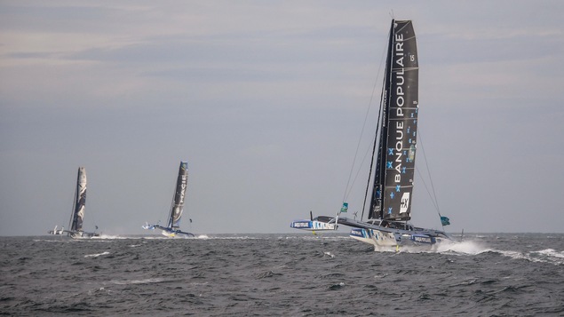 De gauche à droite, les bateaux de Sébastien Josse, François Gabart et Armel Le Cléac'h quittent la côte de Saint-Malo
