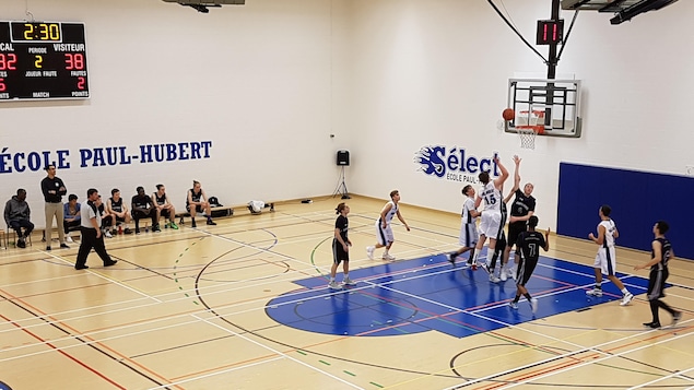 Partie opposant l'équipe de basketball juvénile masculine D1 du Sélect du Paul-Hubert aux Mousquetaires du Collège des Compagnons de Québec