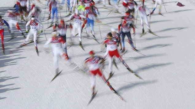 Des athlètes participent à l'épreuve de ski de fond de 50 km aux Jeux olympiques de Sotchi, en février 2014.