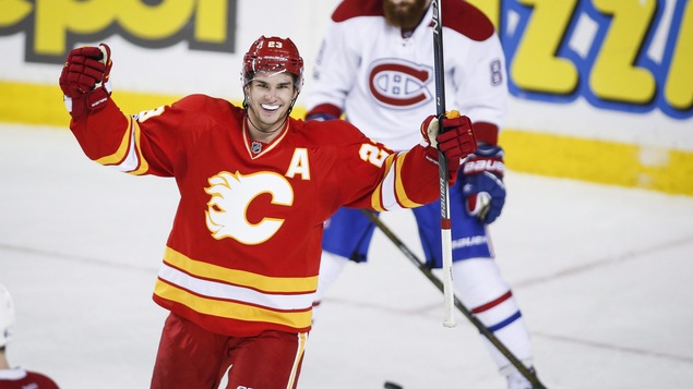 Sean Monahan des Flames se réjouit après avoir inscrit un but face au Canadien Sean Monahan des Flames se réjouit après avoir inscrit un but face au Canadien