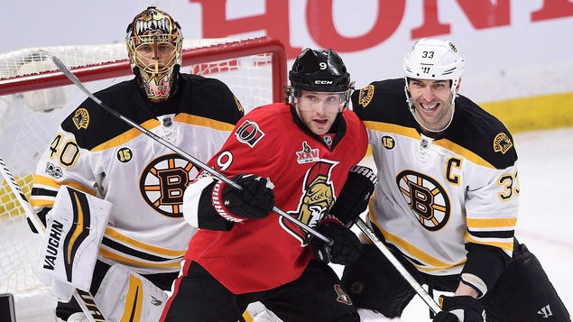 Bobby Ryan devant Tukka Rask Bobby Ryan devant Tukka Rask